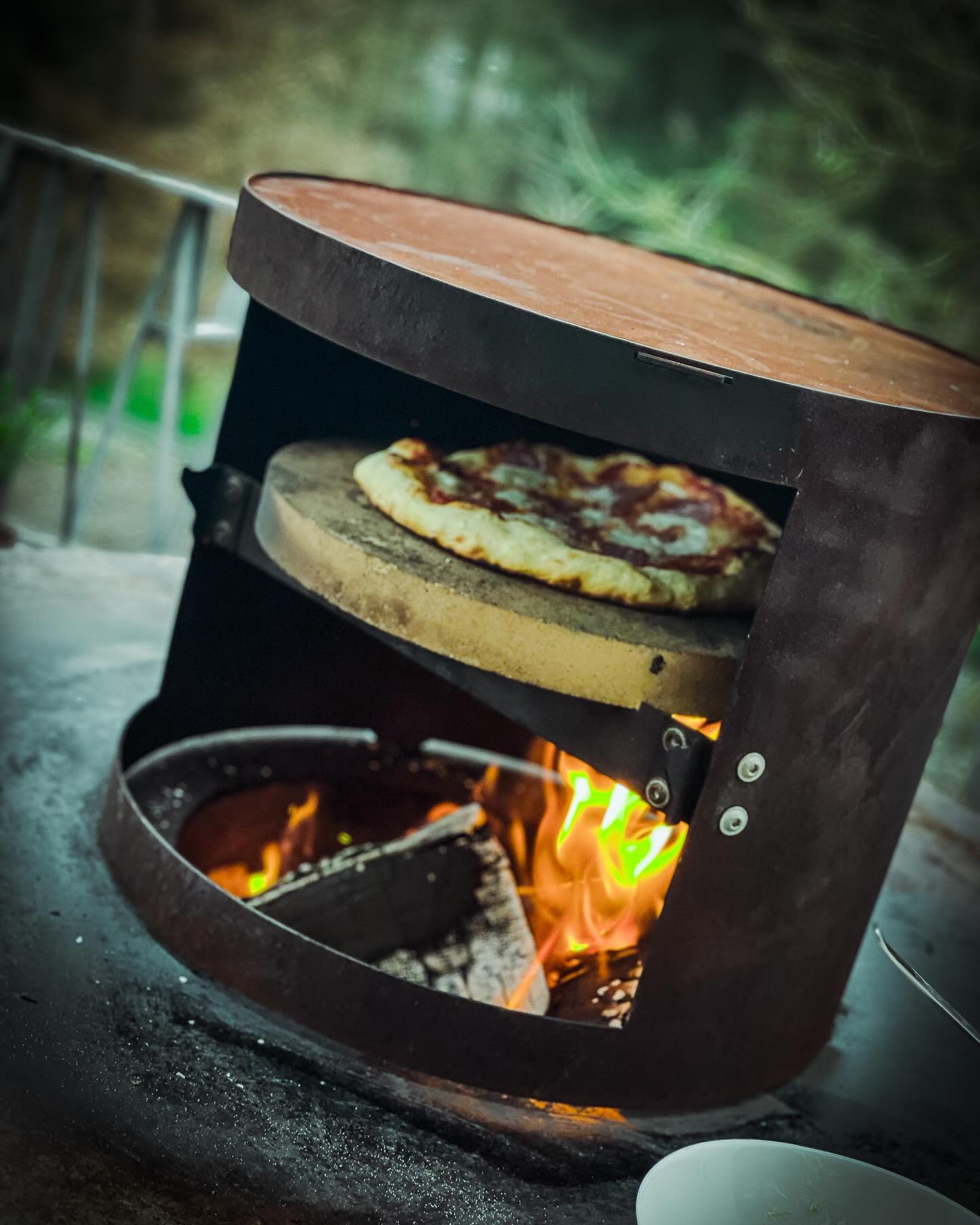 DEINWERK Pizzaofen für Feuerplatte mit Smoker Funktion aus Cortenstahl mit Eichenholzgriff