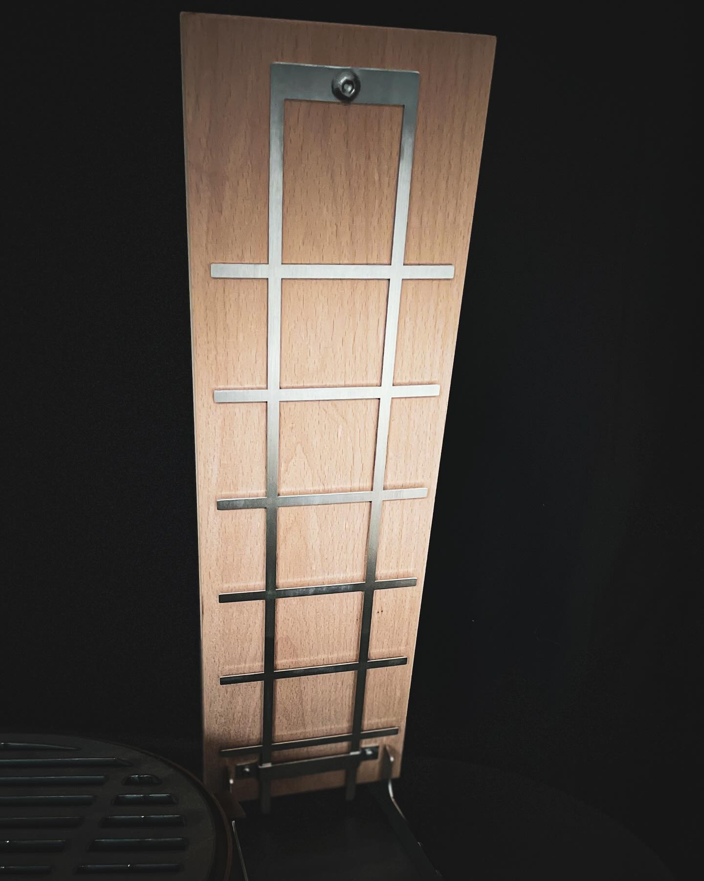 DEINWERK Flammlachsbrett für Feuerplatte aus massiver Buche mit Edelstahlbügel