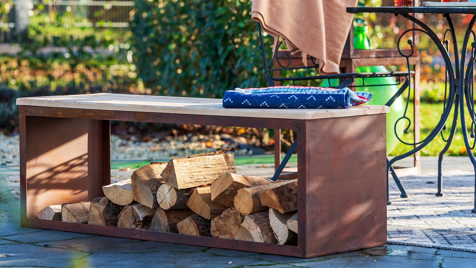 REDFIRE® Holzlagerbank Tyr Holz/Stahl Rost-Look Out­door-Bank mit Stauraum 210057